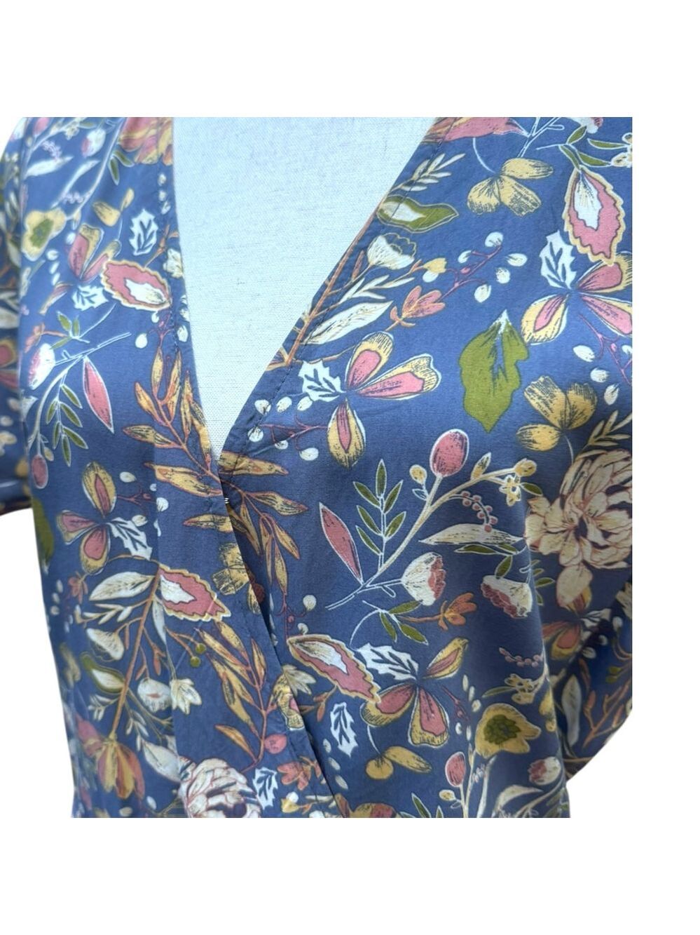 Susina M 8/10 Feminine Floral Wrap Dress Soft Rayon Flowy Casual Style Brunch - Picture 3 of 16